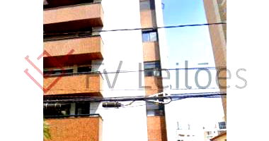 Apartamento espaçoso com 147m² construídos e 3 vagas de garagem, ocupado