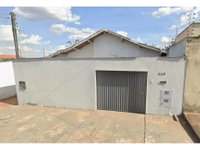 Casa em leilão com 2 vagas e 184m² de área construída
