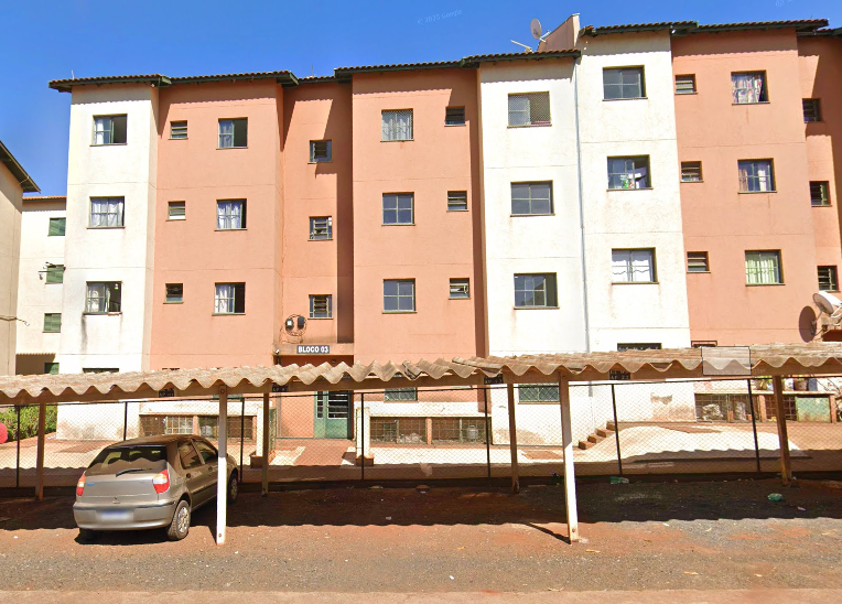 Apartamento térreo com 2 quartos e vaga de garagem