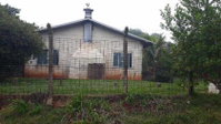 Casa ocupada com 238 m² construídos em terreno de 3.239 m²
