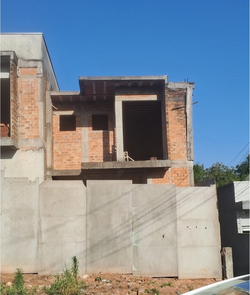 Sobrado inacabado com 3 dormitórios, terreno incluso