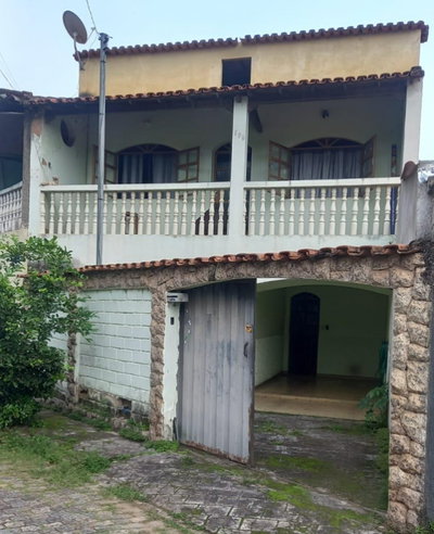 Casa em Dois Pavimentos com 3 Quartos e Varanda