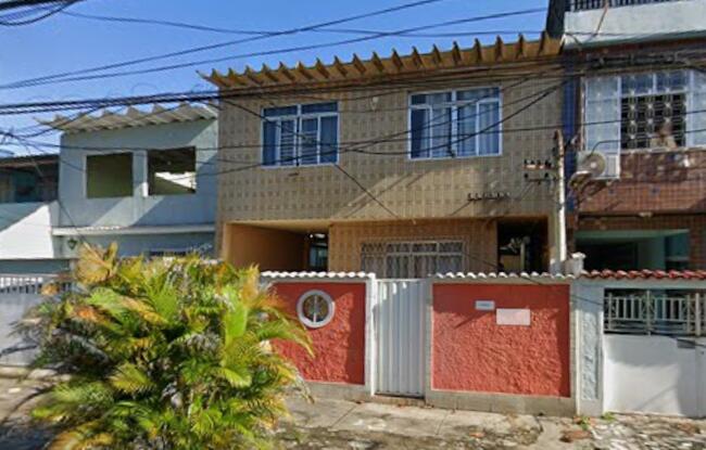 Casa com 3 quartos e 2 banheiros, área construída de 120m², desocupada