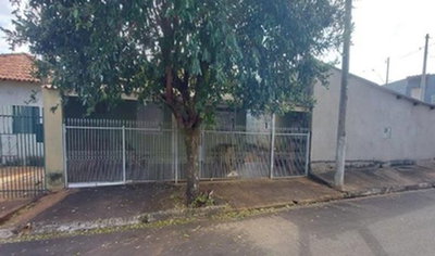 Casa com 138,87m² de área construída em terreno de 200m², ocupada por terceiros