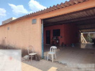 Casa com 2 Quartos e Ampla Área em Águas Lindas de Goiás