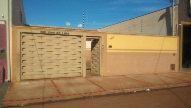 Casa em Guaíra com 2 quartos e 3 banheiros
