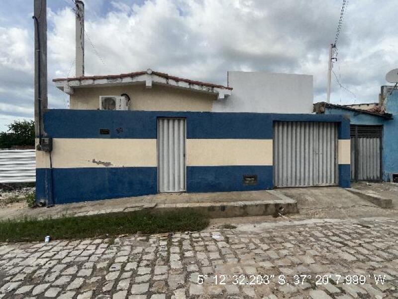 Casa com 2 quartos, 2 banheiros, varanda e 87,87m² construída