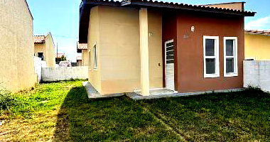 Casa com 2 Quartos em Condomínio com Área de Serviço
