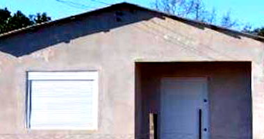 Casa padrão com 69,9m² construída em terreno de 1089m², ocupada