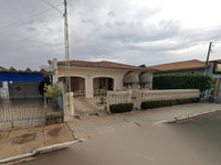 Casa com 3 quartos, 2 banheiros e garagem para 4 carros