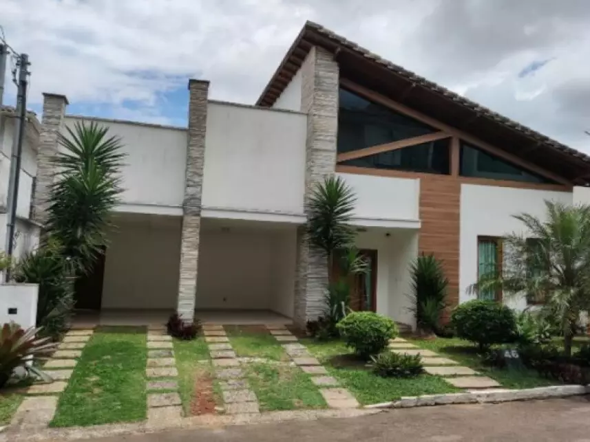 Casa de alto padrão em condomínio fechado com 5 quartos e piscina