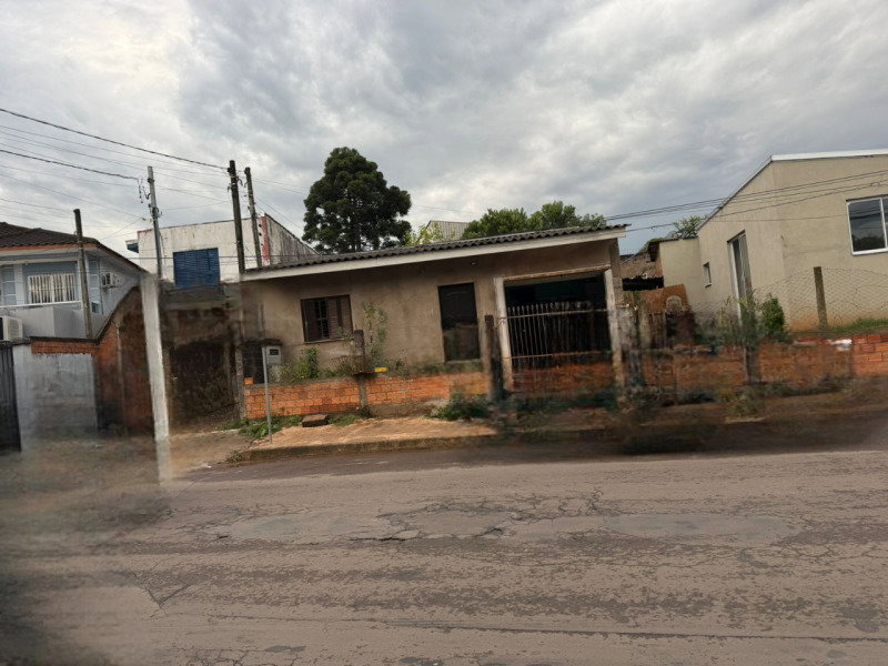 Terreno urbano com residências e sala comercial, 518m²