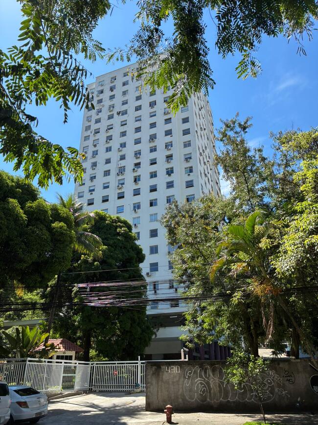 Apartamento com 97m² e vaga em Laranjeiras
