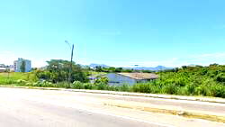 Galpão amplo com 6000m² em terreno plano, desocupado