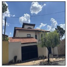 Casa ampla com 499,71m² de área privativa e terreno de 660m²