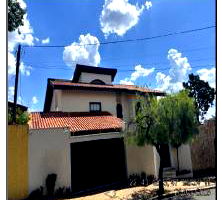 Casa ampla com 499,71m² de área privativa e terreno de 660m²
