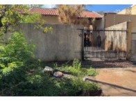 Casa com 2 quartos, 1 banheiro e 1 vaga de garagem
