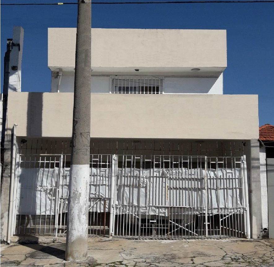Casa com 4 quartos (3 suítes), 4 banheiros, 172m² construída, desocupada