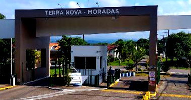 Casa com 2 quartos, 1 banheiro, sala, cozinha e 1 vaga de garagem
