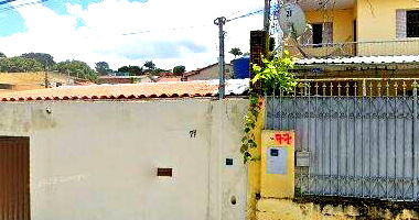 Casa com 3 quartos, 2 banheiros e 180m² construída, desocupada