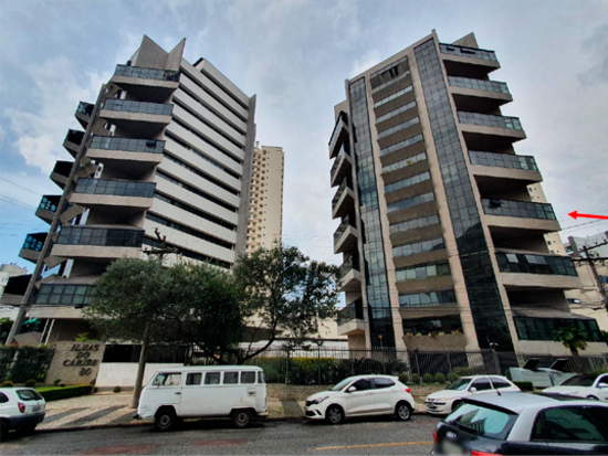 Apartamento com 3 vagas de garagem em Curitiba