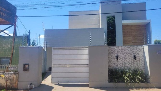 Casa com 3 quartos, 4 banheiros e 1 vaga de garagem