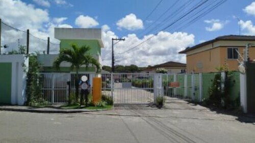 Casa em Condomínio com 4 Suítes em Camaçari/BA