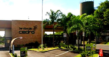 Casa ampla com 964m² de terreno e 572m² construída em condomínio fechado