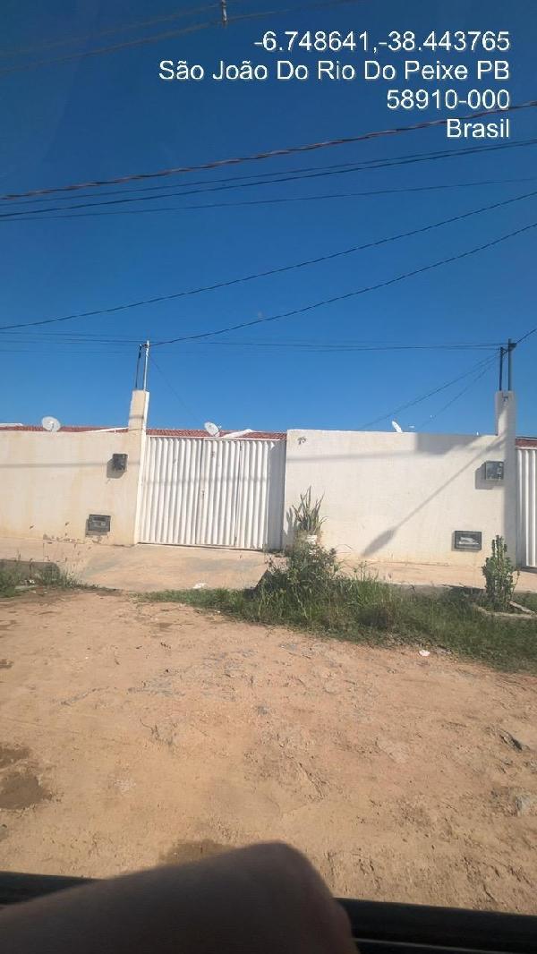 Casa com 2 quartos, 2 banheiros, 75m² construída, área de serviço