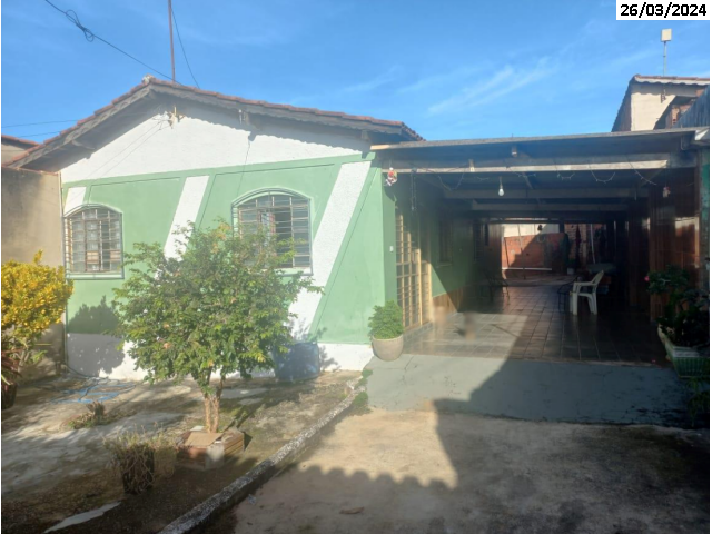 Casa e barracão com terreno de 380,45m² em Nerópolis/GO