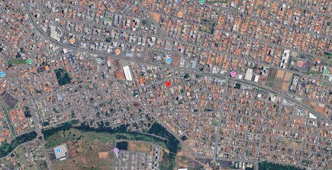 Galpão com pequenas salas e garagem coberta, área 720 m², murada