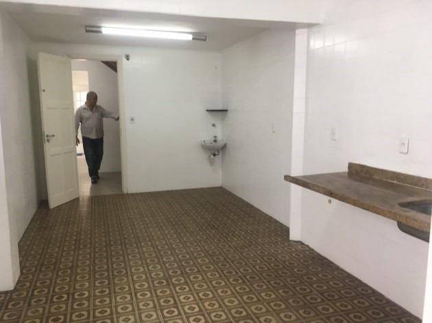 Casa com 3 quartos, 2 banheiros, 2 vagas, 196m² construída, ocupada