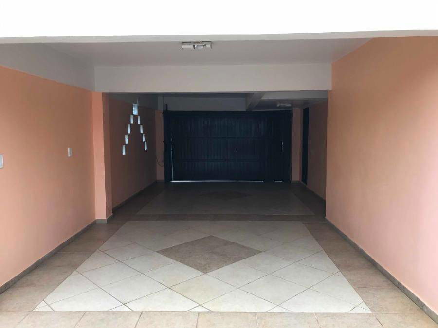 Casa com 3 quartos, 2 banheiros e 127m² construída, ocupada