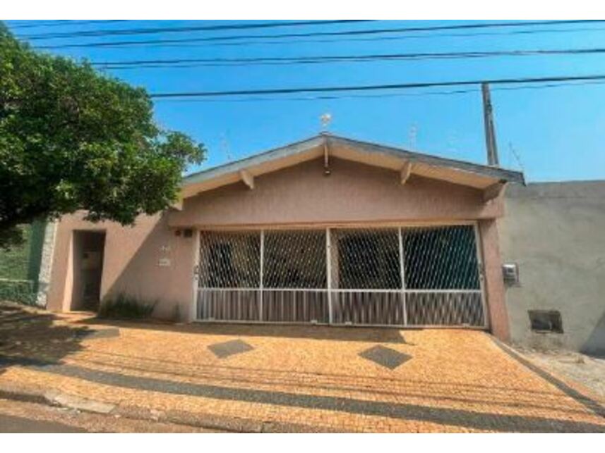 Casa com 3 quartos, 240,25m² construídos, ocupada