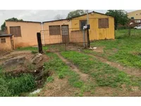 Terreno com Construção Parcial em Alvenaria e Madeira