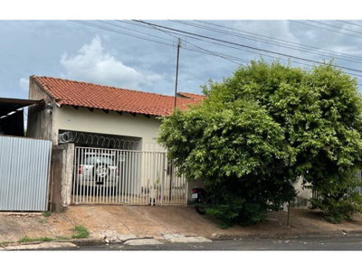 Casa ocupada com 1 vaga e 101 m² construídos