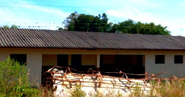 Área de Terras com 940,00m² e Construção de 136,00m²