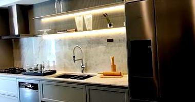 Apartamento Decorado com Armários e Nichos