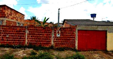 Casa aconchegante com 2 quartos, 59m² construída e varanda, ocupada