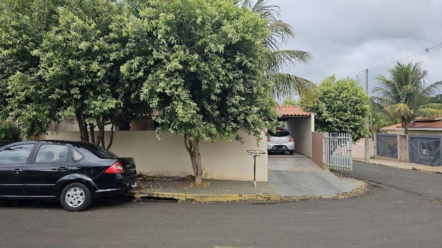 Casa padrão com 4 quartos, 3 banheiros, 1 vaga, 160m² construída, ocupada