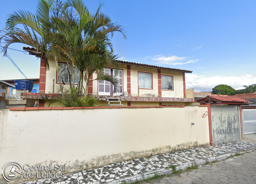 Casa de 3 quartos com 2 banheiros e 180m² construída, estado precário