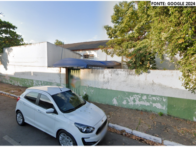 Edificação Comercial/Escola com 1.579,71m² de área construída em terreno de 3.040,11m², desocupada e murada.