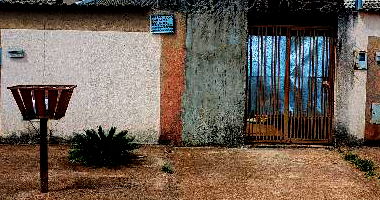 Casa com 2 quartos, varanda e vaga de garagem