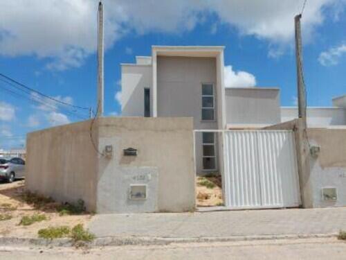 Casa duplex com 3 quartos e 4 banheiros, desocupada