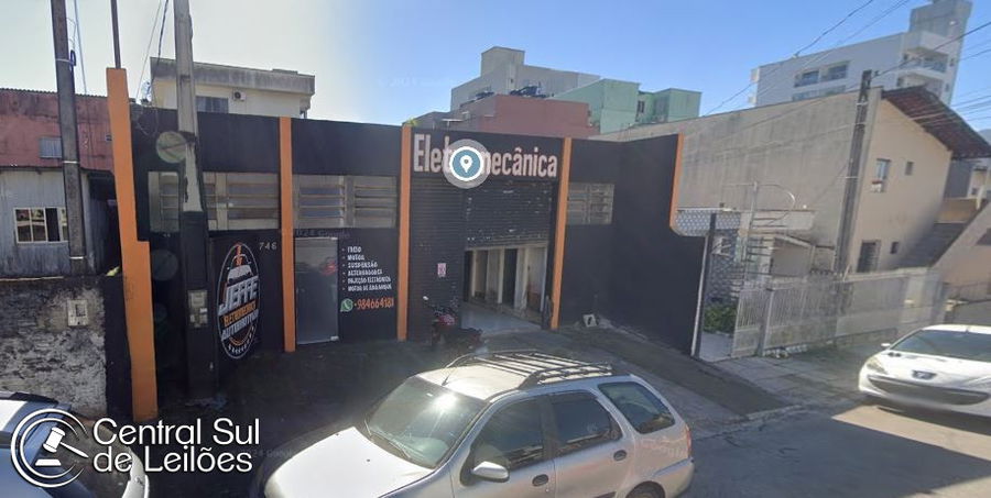 Terreno com edificação de 200m², área total 255m², sem informações de quartos