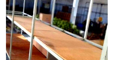 Móvel em metalon com prateleiras e Check Out