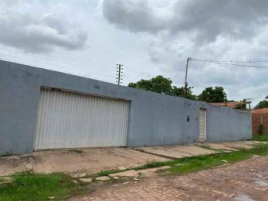 Casa em Leilão com 3 Quartos e 2 Banheiros