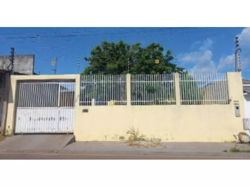 Casa com 65,85m² construída e terreno de 300m², imóvel