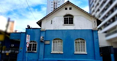 Casa e galpão com terreno de 450m² no Centro