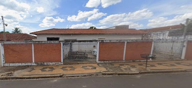 Casa com 4 dormitórios, 2 suítes e 3 vagas em Penápolis/SP